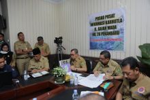 Gubernur Riau, Syamsuar bersama Wakil Gubernur Riau, Edy Natar Nasution saat memimpin rapat penetapan siaga pencemaran udara