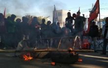 Demo mahasiswa UMI di Makassar yang diwarnai dengan aksi pembakaran ban bekas. Foto: int 