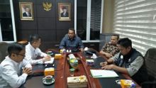 Ketua FOZ yang juga pimpinan Dompet Dhuafa Riau, Ali Bastoni bertemu Ketua DPRD Riau Hamdani dan pihak PLN membahas keterkaitan PLN dalam bencana kabut asap