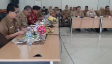 Bupati Kuansing Mursini membuka Bimtek peningkatan muturitas SPIP di Kantor Bupati Kuansing, Foto: zar 