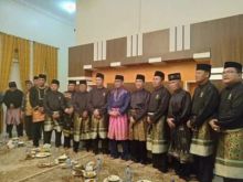 Bupati Kuansing Mursini dan jajaran LAMR Kuansing foto bersama setelah pembahasan pemberian gelar adat untuk Mursini. Foto: zar 