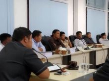 Suasana hearing membahas kisruh di internal MAN 1 Teluk Kuantan yang digelar di Gedung DPRD Kuansing. Foto: zar 