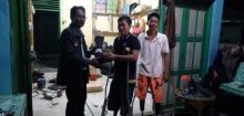 Salah seorang warga Bengkalis yang menerima bantuan kaki palsu. Foto: hari 