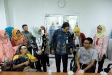 Anies Baswedan Sambut petugas ambulans yang sempat ditahan polisi