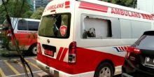 Salah satu mobil ambulans yang dirusak dan sempat dituduh karena membawa batu dan minyak