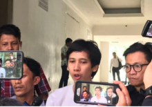 Ananda Badudu membeirkan keterangan setelah dilepas pihak Polda Metro Jaya, Jumat menjelang siang tadi. Foto: int 