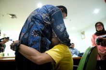 Gubernur DKI Jakarta, Anies Baswedan saat dipeluk petugas ambulans yang luka diduga karena dianiaya saat aksi demo Rabu, 25 September 2019