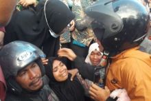 Kedatangan jenazah Randy disambut isak tangis keluarganya di Desa Lakarinta, Kecamatan Lohia, Kabupaten Muna, Sulawesi Tenggara. Foto: int 