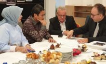 Sandiaga Uno memperkenalkan kekayaan budaya Indonesia ke Menteri Kebudayaan Hungaria (foto/int)