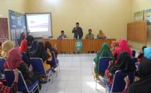 Bupati Siak Alfedri menyampaikan ratusan Kader Lansia dan Balita se Kecamatan Sabak Auh ujung tombak sebagai penyampai program kesehatan ke masyarakat (foto/lin)