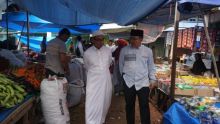 Bupati Kuantan Singingi Mursini, MSi bersama Kapolres AKPB Hengki Poerwanto MM bersama Kakan Kamenag H. Jisman, Ketua MUI H. Syarfeli, Asisten, OPD, Camat Kuantan Mudik, Sadarisnah, S.STP melakukan Peninjauan Pasar Lubuk Jambi (foto/int) 