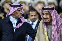 Jenderal Abelaziz al-Fagham (kiri), saat bertugas mengawal Raja Arab Saudi Salman bin Abdulaziz. Foto: int 