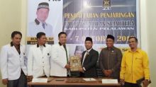 Ketua DPRD Pelalawan Adi Sukemi, MM mengambil dan langsung menyerahkan formulir pendaftaran penjaringan Bakal Calon Bupati Pelalawan (foto/ardi)