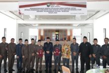 Pemerintah Kabupaten (Pemkab) Siak telah menyerahkan dana hibah ke Bawaslu dan KPU Siak (foto/lin)