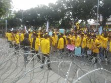 Mahasiswa Rusak Kawat Berduri 