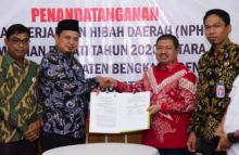 Ketua Komisi Pemilihan Umum (KPU) Bengkalis Fadhillah Al Mausuly dan Bupati Kabupaten Bengkalis Amril Mukminin, telah menandatangani Naskah Perjanjian Hibah Daerah (NPHD) anggaran Pemilu Kepala Daerah (Pilkada) Bengkalis 2020 (foto/hari) 