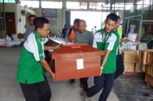 Relawan mengangkut peti mati yang berisi jasad warga Sumbar, yang menjadi korban dalam rusuh di Wamena, Papua, beberapa waktu lalu. Foto: int 