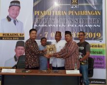 Apul Sihombing, SH MH mengambil formulir pendaftaran penjaringan bakal calon Bupati dan Wakil Bupati Pelalawan (foto/hari)