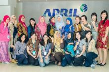 Para karyawan PT RAPP mengenakan batik dalam Peringatan Hari Batik Nasional pada 2 Oktober 2019 (foto/istimewa)