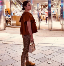 Penampilan Syahrini yang mengenakan celana tali, membuat netizen kembali menyebutnya sudah hamil. Foto: int 