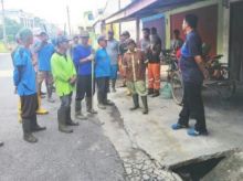 Camat Dumai kota Agus Gunawan memberikan arahan kepada petugas gotong royong (foto/bie)