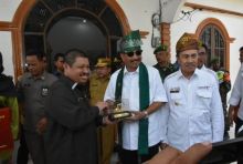 Menteri Pariwisata Arief Yahya didampingi Gubernur Riau Syamsur, tampak mengenak tanjak khas Riau saat mengunjungi Bengkalis beberapa waktu lalu. Foto: int 