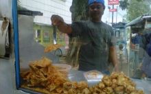 Pedagang gorengan (ilustrasi) 