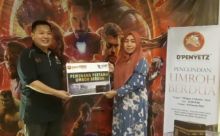 Direktur Restoran D'Penyetz Robby Owen menyerahkan hadiah umroh secara simbolis ke pemenang (foto/riki)