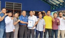 Sekertaris Daerah Kabupaten Siak Drs.H Said Hamzah Senin 07 Oktober 2019 mengambil formulir pendaftaran Calon Bupati dan Wakil Bupati Siak dalam Pilkada 2020 di Kantor Partai Nasdem (foto/lin)