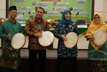 Rektor UIR Syafrinaldi, Kepala BPHN Menkumham Beny Riyanto, Ketua ADHAPER Elfa Laela, Ketua Panitia Heni Susanti menabuh gendang pembukaan ICoA 2019