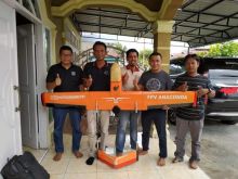 Andi, warga Desa Air Putih, Kecamatan Bengkalis, Kabupaten Bengkalis yang menciptakan pesawat tanpa awak (foto/hari)