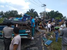 Kronologi kejadiannya sebuah mobil mercedesh bens PO PMTOH BL 7326 AL yang bergerak dari arah Kiliran Jao menuju Teluk Kuantan hilang kendali di jalan tikungan dan turunan (foto/zar)