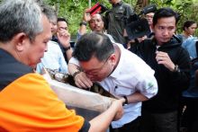 Kepala BRG Nazir Foead langsung mencoba madu hasil dari revitalisasi ternak lebah kelulut di area restorasi gambut, Bukit Timah, Dumai (Foto Riau24/Amri)