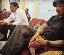 Foto yang diunggah Jerinx SID saat dirinya duduk di samping Wiranto. Foto: int 