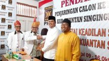 Pendaftaran Ketua DPRD Kuansing, Andi Putra SH MH bersama Ketua Harian NU Kuansing H Rofingi ke PKS (foto/zar)