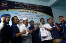 Kepala Bagian Hubungan Masyarakat dan Protokol (Kabag Humaspro) Sekretariat Daerah Kabupaten (Setdakab) Kepulauan Meranti, Heri Saputra SH mengambil formulir untuk pendaftaran Bakal Calon Wakil Bupati (Balon Wabup) Kepulauan Meranti periode 2020-2025 (foto/mad)