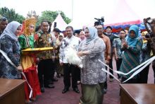 Bupati Bengkalis Amril Mukminin merestui sang istri, Kasmarni  mencalonkan diri sebagai Balon Bupati Bengkalis (foto/hari)