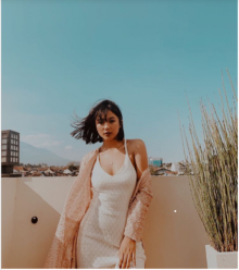 Marion Jorla tampak seksi mengenakan dress putih sambil memamerkan bahu. Foto: int 