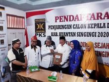 Pasangan Balonbup Kuansing H Halim dan Balon Wabup Komperensi, MSi mendatangi Dewan Perwakilan Daerah (DPD) Partai Keadilan Sejahtera Kuansing (foto/zar)