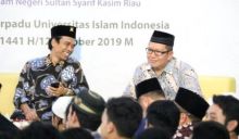 Ustaz Abdul Somad didampingi Rektor UII Fathul Wahid, saat memberikan ceramah di Kampus Terpadu UII Sabtu akhir pekan kemarin. Foto: int 