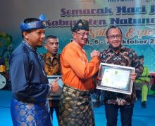 Bupati Natuna Drs. H. Abdul Hamid Rizal, M.Si menyerahkan penghargaan kepada Telkomsel yang di wakili oleh Manager Network Service Batam Andi Suapril  pada momen HUT ke 20 tahun Babupaten Natuna (Foto: Istimewa)