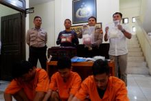 Kapolsek Sukajadi Kompol Zulfa saat ekspos tersangka dan barang bukti. Foto. Amri