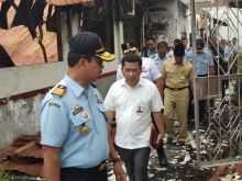 Deputi Bidang dan Penyelesaian Sanggah LKPP Kementerian Hukum dan HAM (Kemenkumham) RI Ikak G Patriastomo meninjau rutan Siak yang rusak parah (foto/lin)