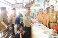 Wakil Bupati H Syamsuddin Uti mengapresiasi pencapaian progres perekaman data masyarakat oleh Dinas Kependudukan dan Catatan Sipil Kabupaten Indragiri Hilir (foto/rgo)