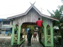 Satgas juga membantu masyarakat menjadikan lingkungan kelihatan indah dan rapi (foto/rgo)