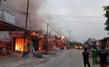 Ruko hangus di Pelalawan dilahap api dari dalam (foto/ardi)