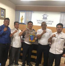 Kasat Lantas Polres Bengkalis, AKP Hairul Hidayat ketika dikunjungi Ketua Club Motor NNJ (NMax Negeri Junjungan) di Kantor Sat Lantas (foto/hari)