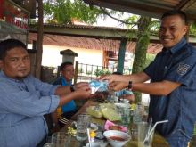 Anggota PWI Kabupaten Kuantan Singingi secara langsung melakukan penggalangan dana untuk anggota PWI Pelalawan yang rumahnya terbakar (foto/zar)