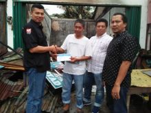 Pengurus PWI Riau menyerahkan santunan kepada Saia