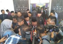 Bupati Bengkalis Amril Mukminin diwawancarai wartawan (foto/int)